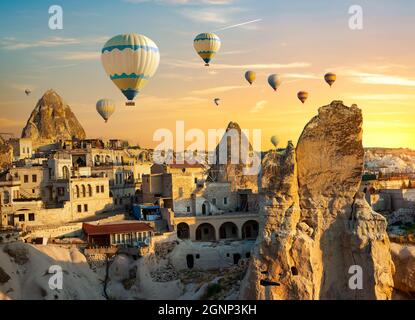 Heißluftballons fliegen über Kappadokien, Türkei Stockfoto
