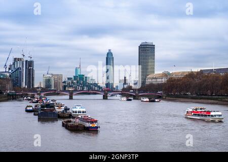 Flussboote in der Nähe der Vauxhall Bridge - London, England Stockfoto