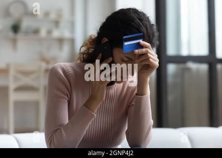 Unglückliche Frau mit Kreditkartenverschuldung bedrängt Stockfoto