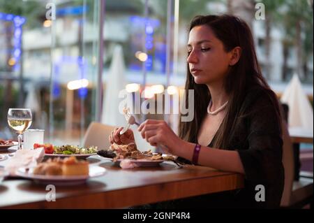 Junge Frau beim Frühstück im Restaurant. Stockfoto