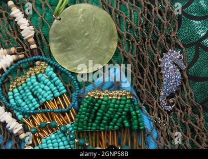 Meerjungfrau-Mode mit Schmuck und Fischernetz Stockfoto