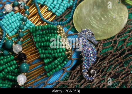 Meerjungfrau-Mode mit Schmuck und Fischernetz Stockfoto