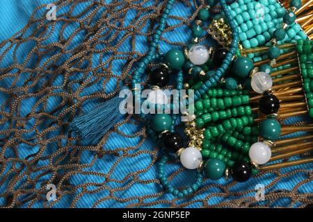 Meerjungfrau-Mode mit Schmuck und Fischernetz Stockfoto