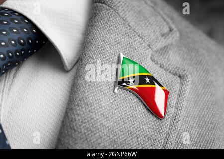 Metallabzeichen mit der Flagge von St. Kitts und Nevis auf einem Revers Stockfoto