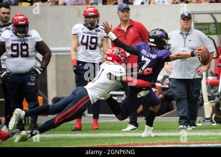 Düsseldorf, Deutschland. September 2021. American Football: Pro League elf, Frankfurt Galaxy - Hamburg Sea Devils, Playoff-Runde, Finale, Merkur Spiel-Arena. Jakeb Sullivan aus Frankfurt wird angegangen. Quelle: Federico Gambarini/dpa/Alamy Live News Stockfoto