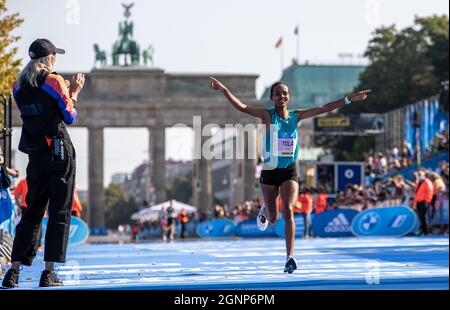 Berlin, Deutschland. September 2021. Leichtathletik: Marathon, Entscheidung, Frauen. Helen Tola aus Äthiopien wird nach 2:23:05 Stunden Dritter beim BMW Berlin Marathon. Quelle: Andreas Gora/dpa/Alamy Live News Stockfoto