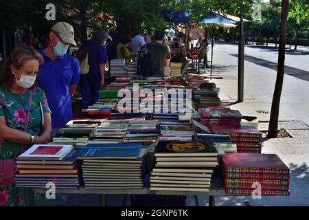 Madrid, Spanien. 5. September 2021: Straße Cuesta de Moyano. Auf dieser Straße werden alte Bücher gekauft und verkauft Stockfoto