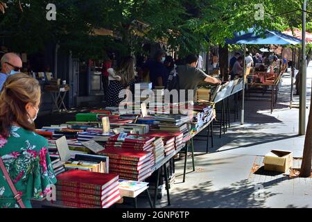 Madrid, Spanien. 5. September 2021: Straße Cuesta de Moyano. Auf dieser Straße werden alte Bücher gekauft und verkauft Stockfoto