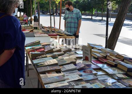 Madrid, Spanien. 5. September 2021: Straße Cuesta de Moyano. Auf dieser Straße werden alte Bücher gekauft und verkauft Stockfoto