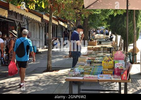 Madrid, Spanien. 5. September 2021: Straße Cuesta de Moyano. Auf dieser Straße werden alte Bücher gekauft und verkauft Stockfoto