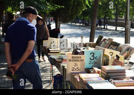 Madrid, Spanien. 5. September 2021: Straße Cuesta de Moyano. Auf dieser Straße werden alte Bücher gekauft und verkauft Stockfoto