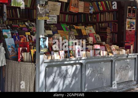 Madrid, Spanien. 5. September 2021: Straße Cuesta de Moyano. Auf dieser Straße werden alte Bücher gekauft und verkauft Stockfoto