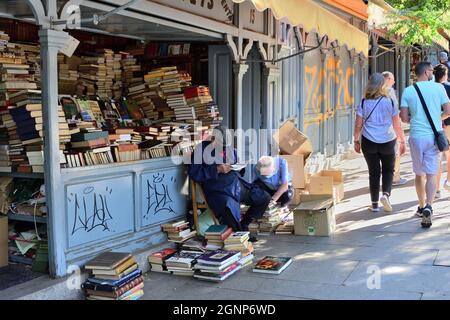 Madrid, Spanien. 5. September 2021: Straße Cuesta de Moyano. Auf dieser Straße werden alte Bücher gekauft und verkauft Stockfoto