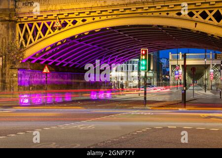 Mit Blick nach Süden auf die St. Nichola Street, Newcastle, in Richtung High Level Bridge and Bridge Hotel, führt dieses wunderschöne Eisenbahnviadukt Züge in und Stockfoto