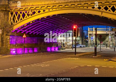Mit Blick nach Süden auf die St. Nichola Street, Newcastle, in Richtung High Level Bridge and Bridge Hotel, führt dieses wunderschöne Eisenbahnviadukt Züge in und Stockfoto