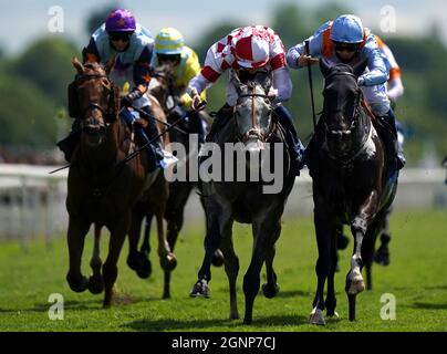 Aktenfoto vom 11-06-2021 von Howzer Black unter dem Jockey Shane Grey (rechts). Ausgabedatum: Montag, 27. September 2021. Stockfoto