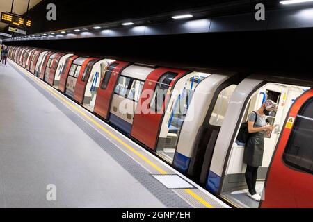 Die Öffentlichkeit nutzt als erste die Station „Battersea Power Station“, eine neue 3 km lange Erweiterung des zweitunneligen Eisenbahnverkehrs auf der Northern Line von Kennington nach Battersea über Nine Elms, die während der Covid-Pandemie am 20. September 2021 in London, England, planmäßig abgeschlossen wurde. Das Battersea Power Station ist ein schnell wachsendes Wohngebiet für neue Wohnkomplexe, in denen das Kohlekraftwerk von Gilbert Scott die Hauptstadt von 1929 bis 1975 betankt hat. Stockfoto