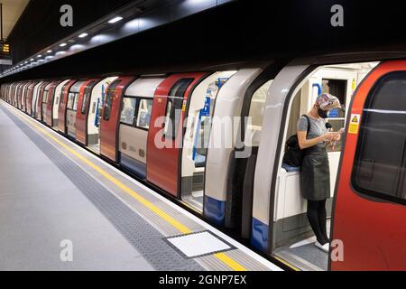 Die Öffentlichkeit nutzt als erste die Station „Battersea Power Station“, eine neue 3 km lange Erweiterung des zweitunneligen Eisenbahnverkehrs auf der Northern Line von Kennington nach Battersea über Nine Elms, die während der Covid-Pandemie am 20. September 2021 in London, England, planmäßig abgeschlossen wurde. Das Battersea Power Station ist ein schnell wachsendes Wohngebiet für neue Wohnkomplexe, in denen das Kohlekraftwerk von Gilbert Scott die Hauptstadt von 1929 bis 1975 betankt hat. Stockfoto