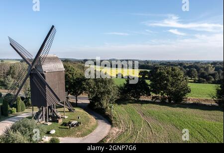 Historische Bockwindmühle bei Tönisberg. Luftaufnahme mit Landschaft im Spätsommer Stockfoto