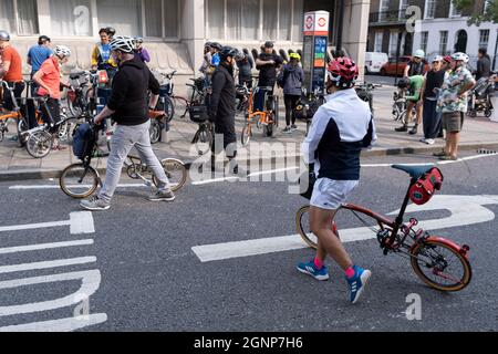 Mitglieder des London Brompton Club halten am 26. September 2021 in der Marchmont Street bei einer Nachmittagstour durch die Hauptstadt auf ihren Klapprädern in London, England, inne. Der London Brompton Club (LBC) ist eine Fahrradgruppe für Besitzer und Liebhaber von Brompton Falträdern - dem größten Fahrradhersteller Großbritanniens. Sie haben Mitglieder aus ganz Großbritannien, die an landesweiten Fahrgeschäften teilnehmen. Stockfoto