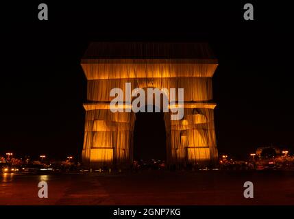 Nachtansicht von Christos 'Wrapped'-Projekt des Triumphbogens in Paris, Frankreich Stockfoto