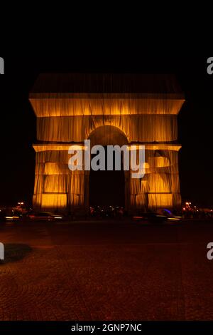 Nachtansicht von Christos 'Wrapped'-Projekt des Triumphbogens in Paris, Frankreich Stockfoto