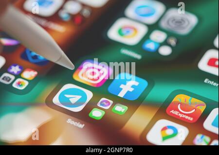 New york, USA - September 24 2021: Social-Media-Apps auf dem ipad-Menübildschirm Nahaufnahme mit Stift Stockfoto