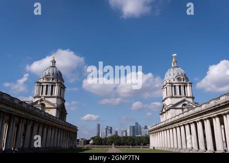 Die Zwillingstürmen der Royal Naval Hospiral in Greenwich sind am 16. September 2021 in London, England, zu sehen, da sich in der Ferne auf der anderen Seite der Themse moderne Hochhausbüros befinden. Das Greenwich Hospital war ein permanentes Zuhause für pensionierte Seeleute der Royal Navy, die von 1692 bis 1869 operierte. Es wurde später von der Royal Naval College, Greenwich und der University of Greenwich, und sind heute bekannt als die Old Royal Naval College. Stockfoto