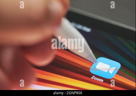 New york, USA - September 24 2021: Zoom-App auf dem ipad-Bildschirm Nahaufnahme mit Stift starten Stockfoto