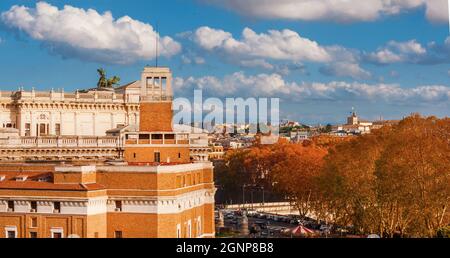 Herbst in Rom. Blick auf die Skyline des historischen Zentrums mit roten Blättern Stockfoto