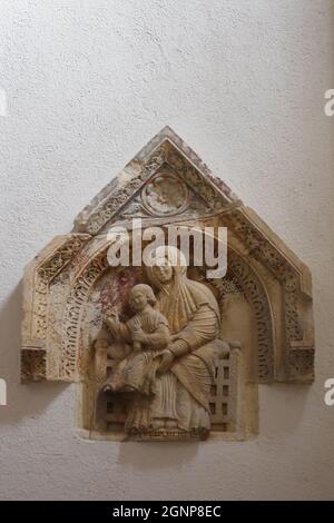 Corfinio-Abruzzen-Kathedrale von San Pelino: Verbunden mit den byzantinischen Modulen ist es möglich, das ummauerte Flachrelief zu sehen, das die Madonna mit dem Kind darstellt Stockfoto