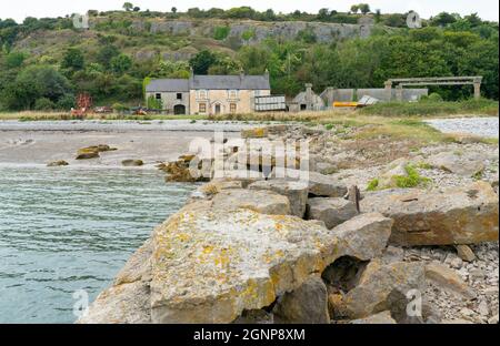 Der alte Kai in Penmon, Anglesey, an der Menai-Straße, aus Kalkstein aus dem Steinbruch hergestellt, um den gleichen Kalkstein im ganzen Land zu transportieren. Stockfoto