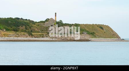 Alte Werke im alten Penmon Quarry, Anglesey, Nordwales. Aufgenommen im September 2021. Stockfoto