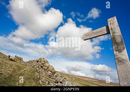 Wegweiser auf der Upland-Schaffarm, Upper Teesdale, North Pennines AONB, County Durham, Großbritannien Stockfoto