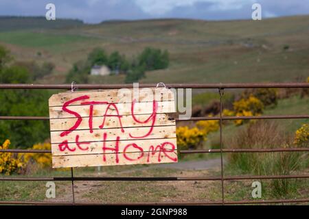 Bleib zu Hause, Schild, Northumberland National Park, Großbritannien Stockfoto