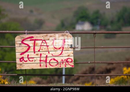 Bleib zu Hause, Schild, Northumberland National Park, Großbritannien Stockfoto