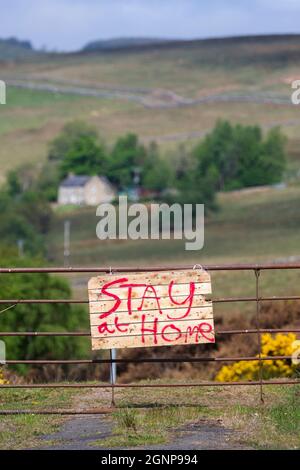 Bleib zu Hause, Schild, Northumberland National Park, Großbritannien Stockfoto