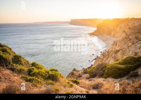 Atemberaubende Aussicht über Praia do Camilo in Lagos, Algarve Portugal während des Sonnenaufgangs. Felsen, Klippen und Formationen im Meer. Ein Naturschatz Stockfoto