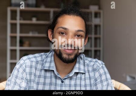 Kopfaufnahme Porträt ein hübscher afroamerikanischer Mann, der die Kamera anschaut Stockfoto