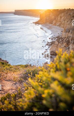 Atemberaubende Aussicht über Praia do Camilo in Lagos, Algarve Portugal während des Sonnenaufgangs. Felsen, Klippen und Formationen im Meer. Ein Naturschatz Stockfoto