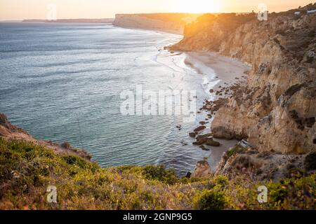 Atemberaubende Aussicht über Praia do Camilo in Lagos, Algarve Portugal während des Sonnenaufgangs. Felsen, Klippen und Formationen im Meer. Ein Naturschatz Stockfoto