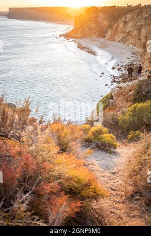 Atemberaubende Aussicht über Praia do Camilo in Lagos, Algarve Portugal während des Sonnenaufgangs. Felsen, Klippen und Formationen im Meer. Ein Naturschatz Stockfoto