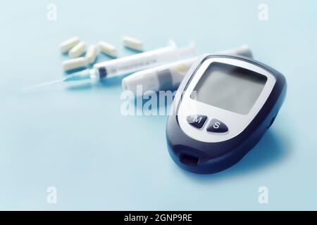 Blutzuckermessgerät, Spritze und Pillen. Diabetes-Konzept. Stockfoto