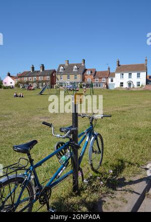 Ein geparktes Tandem auf dem Dorfgrün im beliebten nostalgischen hübschen Dorf Walberswick in East Suffolk, Suffolk Heritage Coast in England Stockfoto