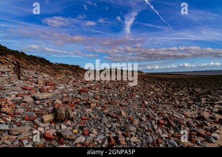 Anzeichen von Küstenerosion an einem Strand bei Powfoot Dumfries und Galloway in Schottland Stockfoto