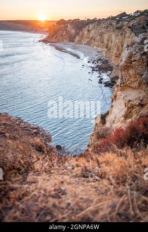 Atemberaubende Aussicht über Praia do Camilo in Lagos, Algarve Portugal während des Sonnenaufgangs. Felsen, Klippen und Formationen im Meer. Ein Naturschatz Stockfoto