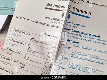 Wahlformulare für die Bundestagswahl 2021-09-26 in Witten, Deutschland, Nordrhein-Westfalen, Ruhrgebiet, Witten Stockfoto