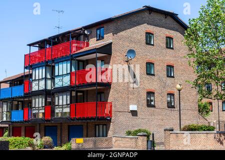 Neues Gebäude mit moderner Architektur aus luxuriösen Wohnapartments auf einer Wohnsiedlung für den Eigenheimbesitz in London Dockland England Stockfoto