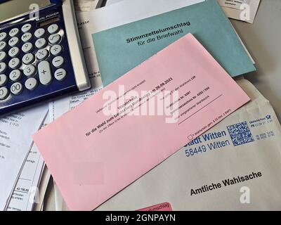 Wahlformulare für die Bundestagswahl 2021-09-26 in Witten, Deutschland, Nordrhein-Westfalen, Ruhrgebiet, Witten Stockfoto