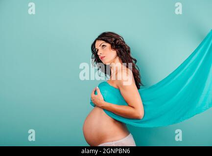 Eine Schwangerin, die ein Kind erwartet, streichelt ihren Bauch Stockfoto